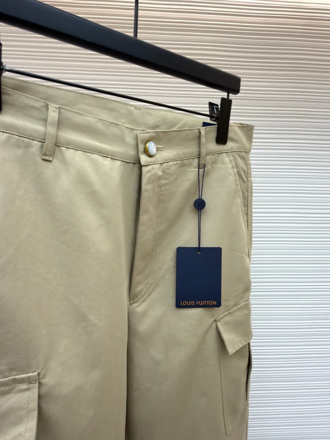 LOUIS VUITTON pocket embroidered work trousers ●Original version: Purchased and developed by 11318 ●Item number: 1681826-B50 ●Fabric: cotton twill fabric ●Technology: embroidery production ●Color: Khaki ●Version: Fitted version ●Weight: about 505 grams ●Size: 44-46-48-50 ●Description: The high cotton content ensures the fabric's excellent breathability, durability and classic workwear texture, while the twill weave gives it unique wear resistance and stiffness. The special fabric technology solves the pain points of tight and stiff traditional overalls; it provides greater freedom when moving, significantly improves wearing comfort and flexibility, and achieves a balance between function and comfort. The application of three-dimensional core-spinning embroidery technology in the pocket position is achieved by adding additional cotton thread or foam as the core material to the pattern filling layer, and then using embroidery thread to fully cover the embroidery. The logo pattern is significantly protruded from the surface of the fabric, forming a full three-dimensional effect. This process not only enhances the visual impact and tactile level, but also improves the wear resistance of the pocket area through the buffering effect of the core material, ensuring that the pattern can still remain crisp and not deformed in complex daily use, ensuring that the pattern is clear and durable, and injecting a sense of sophistication into the rugged workwear style. Diversified pocket system combines workwear functionality with sophistication. The flap cargo pockets on both sides are a signature element, and their flap design prevents items from falling and enhances the visual three-dimensionality. Italian style pockets provide simple side storage. The overall wiring is straight and delicate, the fabric is comfortable and soft, and the color is consistent without color difference. It can be matched with the same style to create a fashionable look and control various occasions. Customized accessories, complete with three standards, same style for men and women!
